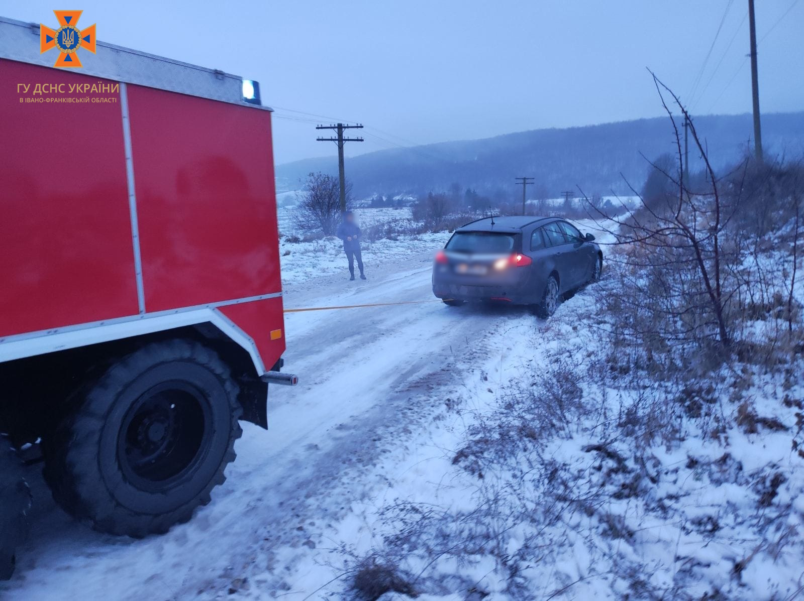 Добровольці МПК допомогли відбуксирувати автомобіль, де була хвора дитина