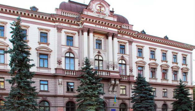 Випускники медуніверситету повинні повернути понад 2 млн грн за навчання