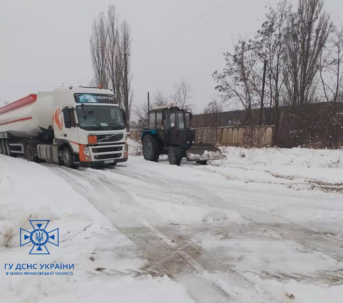 Рятувальники та добровольці ліквідовують наслідки негоди