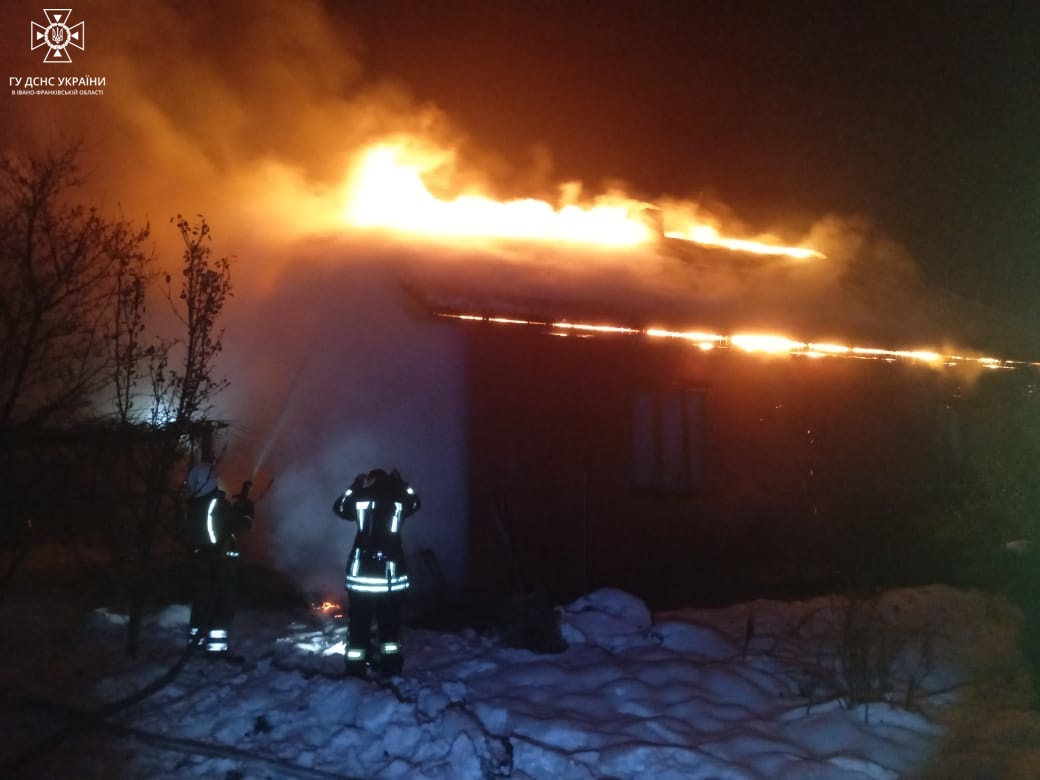 Троє людей травмувалось на пожежі в Калуському районі