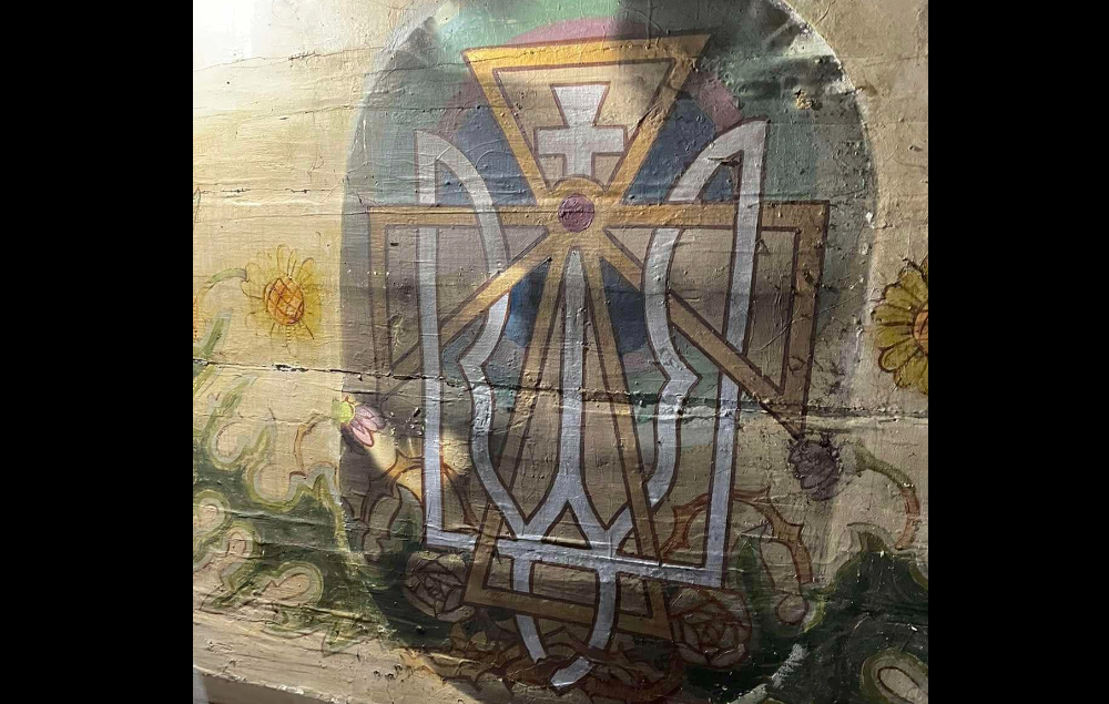 На Коломийщині під фанерою у храмі знайшли чотири Тризуби