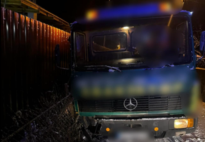П'яний водій Mercedes-Benz влаштував ДТП, в'їхавши у паркан