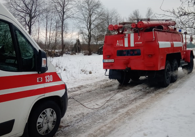 Рятувальники допомогли відбуксирувати автомобіль швидкої