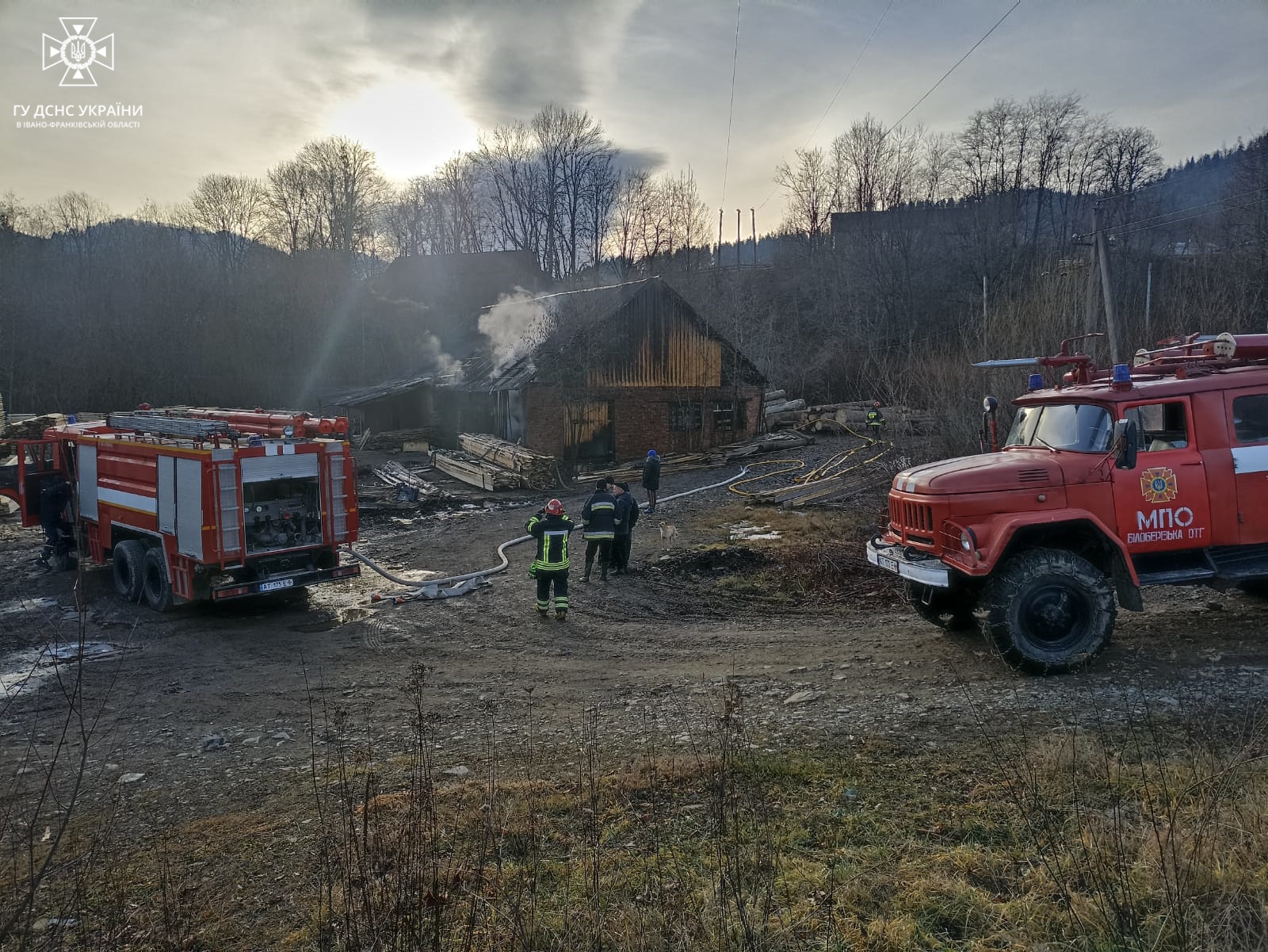 Рятувальники ліквідували пожежу пилорами у Верховинському районі