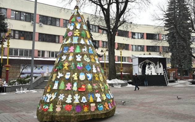 В Івано-Франківську встановили “Ялинку перемоги”