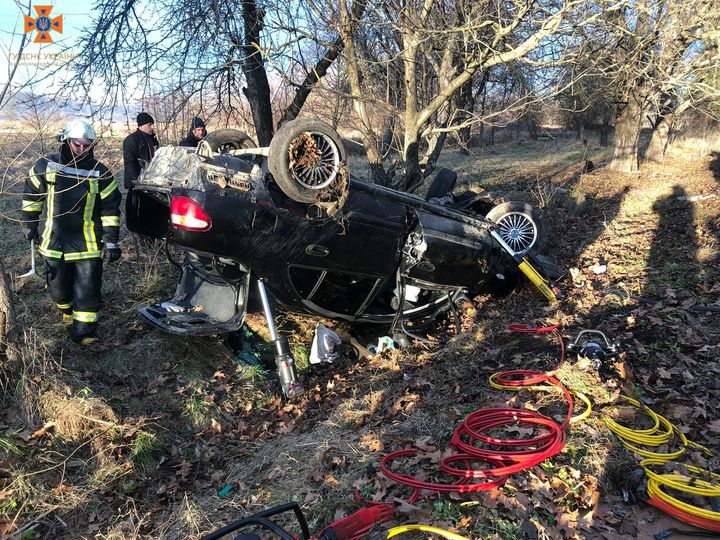 На Косівщині перекинувся автомобіль, одна особа загинула