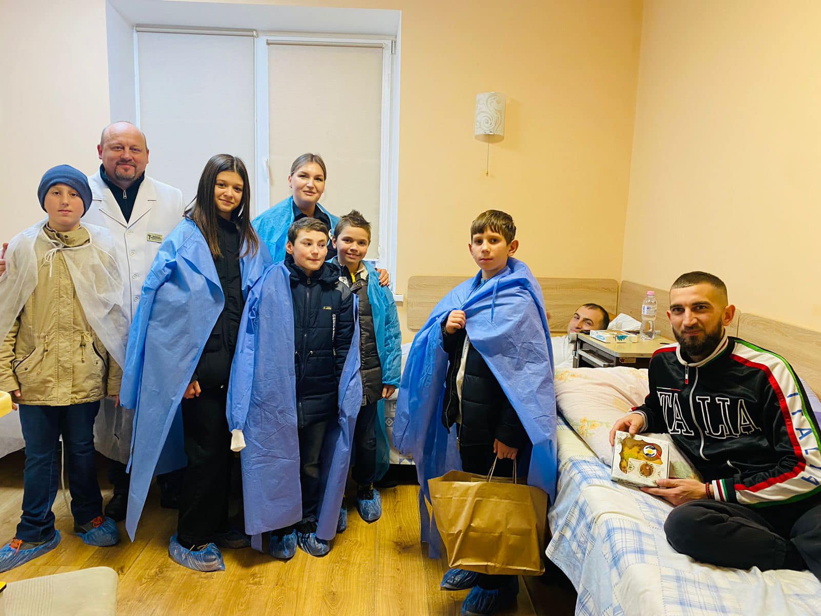 Вихованці Прикарпатських дитбудинків випікали пряники для військових та відвідали їх у шпиталі (ФОТО)
