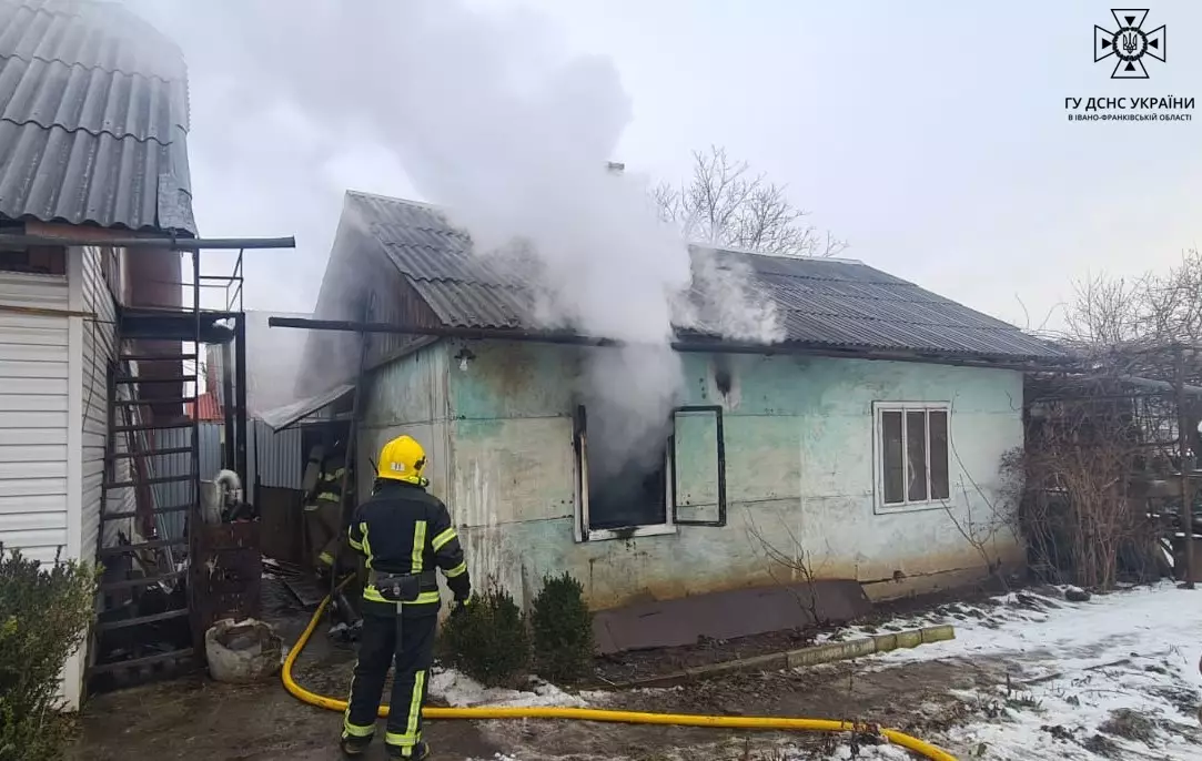 Дві пожежі за один день: рятувальники швидко ліквідували загоряння в селах Прикарпаття