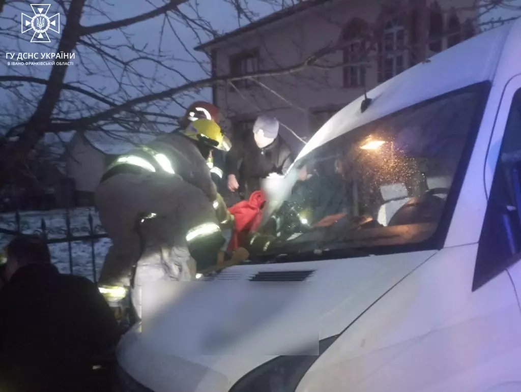 Надзвичайники надали допомогу водіям: пішохода затиснуло між автомобілем та огорожею
