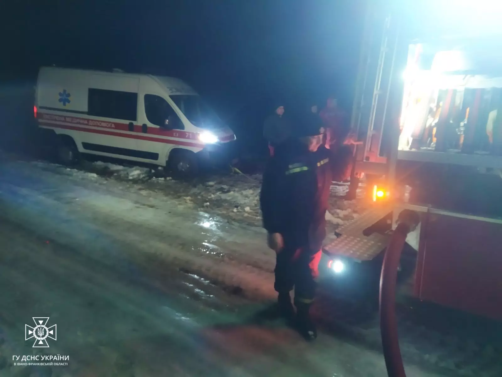 Тлумацькі рятувальники врятували медичну бригаду, яка потрапила в кювет через обледеніння