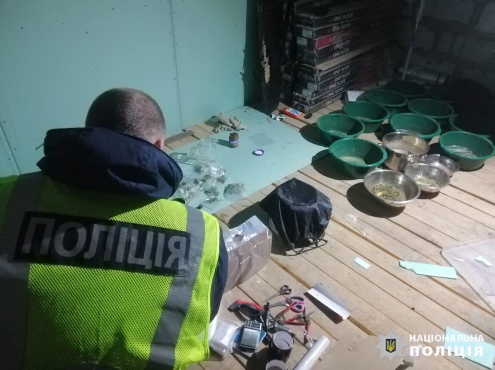 Прикарпатські поліцейські ліквідували канали збуту наркотиків: двоє затриманих (ФОТО)