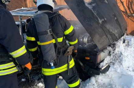 Серед дороги на Прикарпатті загорівся автомобіль
