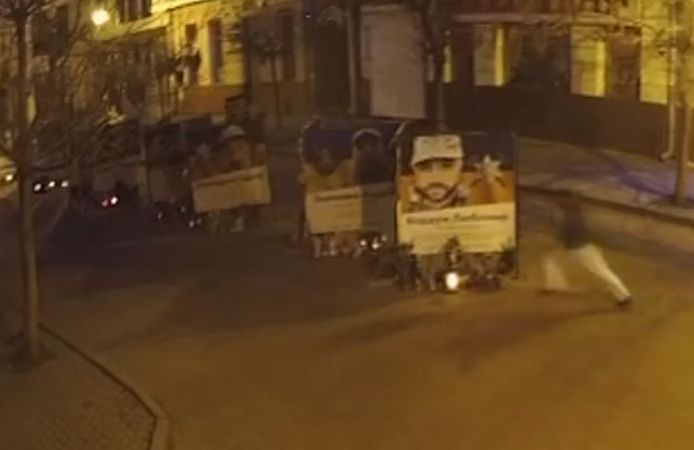 У Коломиї встановили особу чоловіка, який розкидав квіти та лампадки біля стели загиблих Героїв