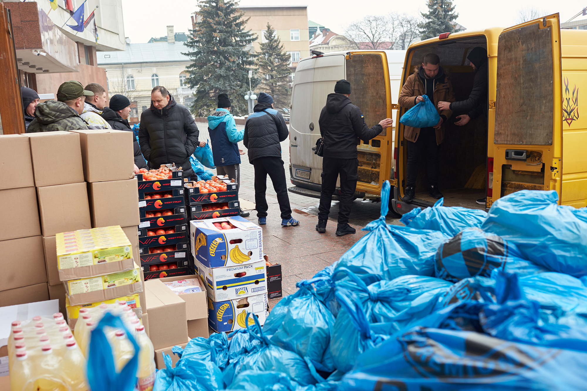 Для жителів обстріляних районів Херсонщини з Франківська доставили чотири мікроавтобуси з допомогою