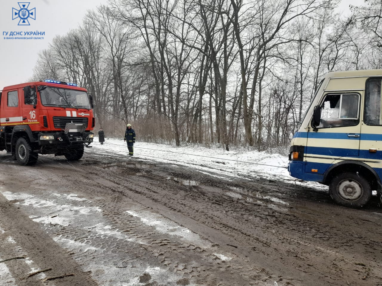 Рятувальники відбуксирували автобус із пасажирами