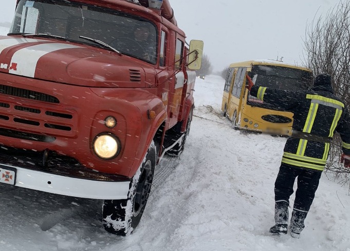 Добровольці МПК в Олешанській ТГ врятували пасажирський автобус від застрягання в снігу