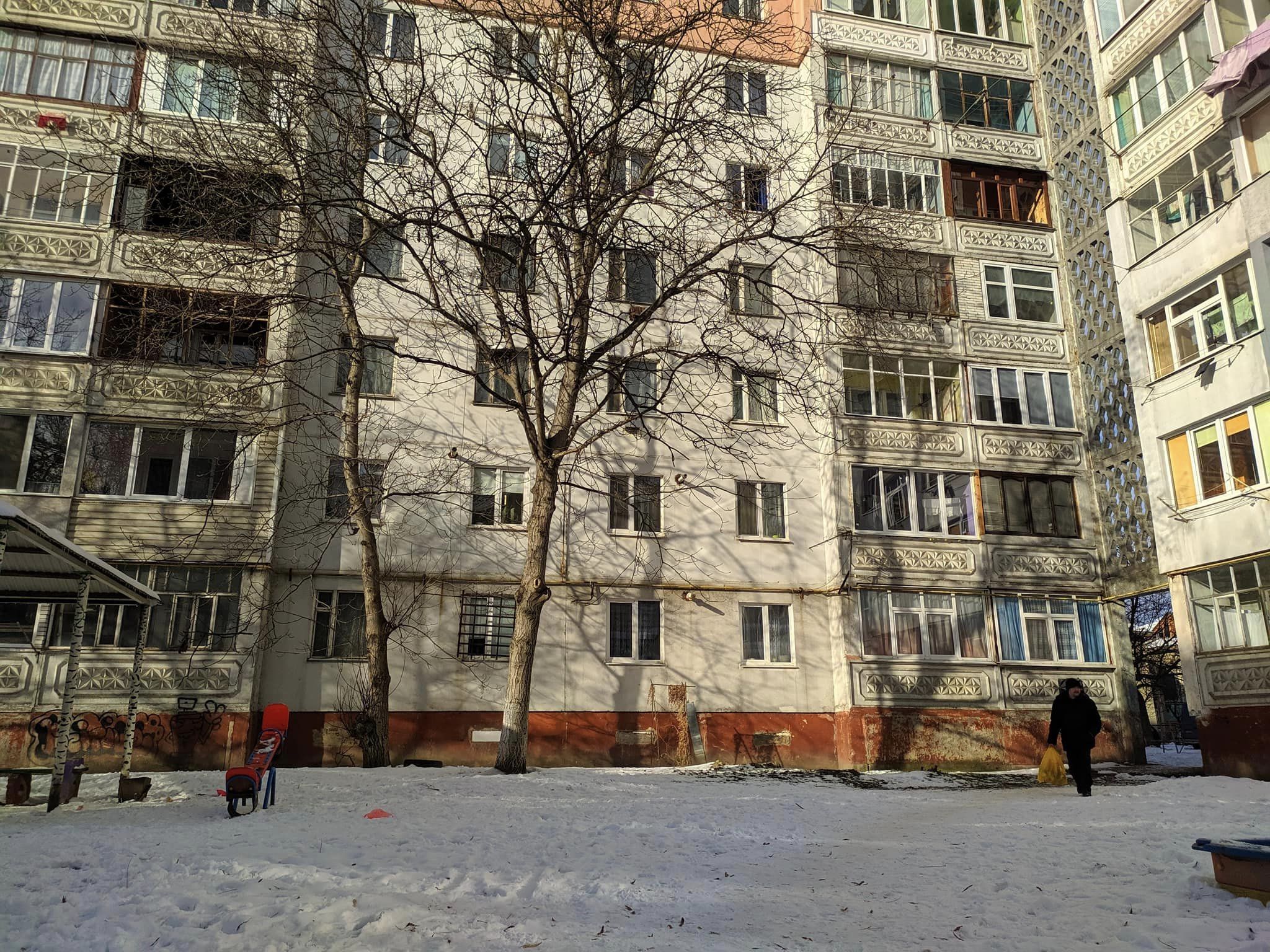 З вікна багатоповерхівки на Леонтовича знову випала людина