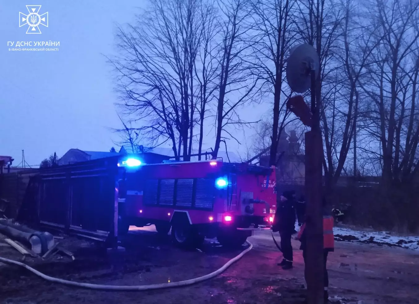 Вогнеборці загасили пожежу тирси на деревообробному підприємстві Калуського району