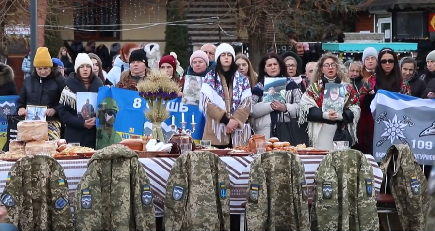 «Сумний святий вечір»: у Коломиї відбулась мирна акція у підтримку зниклих безвісти та полонених (відео)