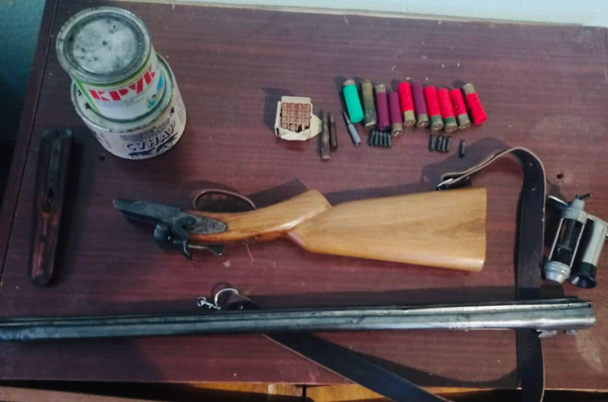 Погрожував вбивством: поліція виявила та вилучила незаконну зброю у мешканця Прикарпаття