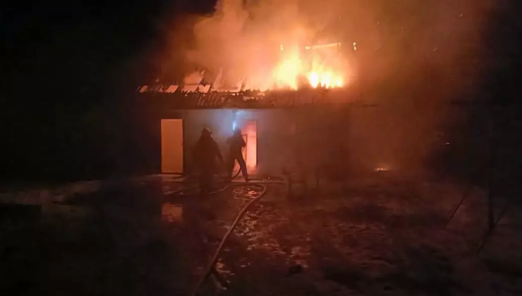 У Калуському районі горіла господарська будівля