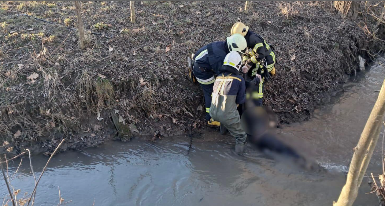 Рятувальники підняли на берег тіло утопленика