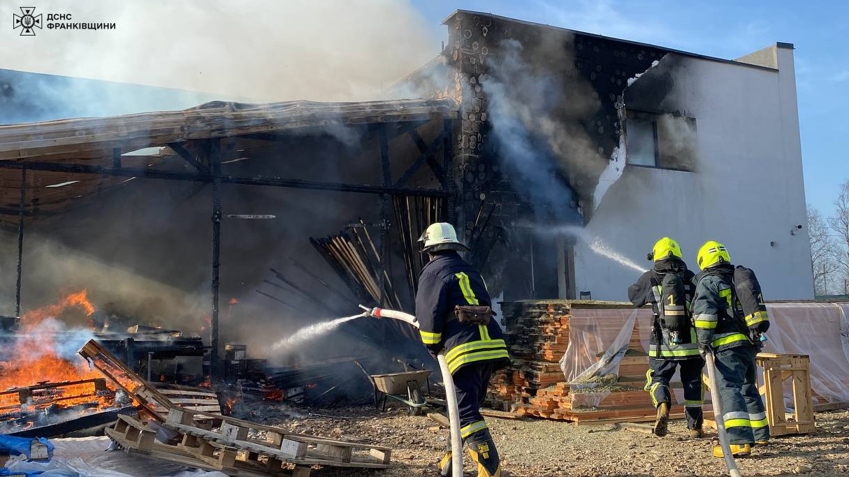 В Івано-Франківському районі вогнеборці ліквідували пожежу на території підприємства
