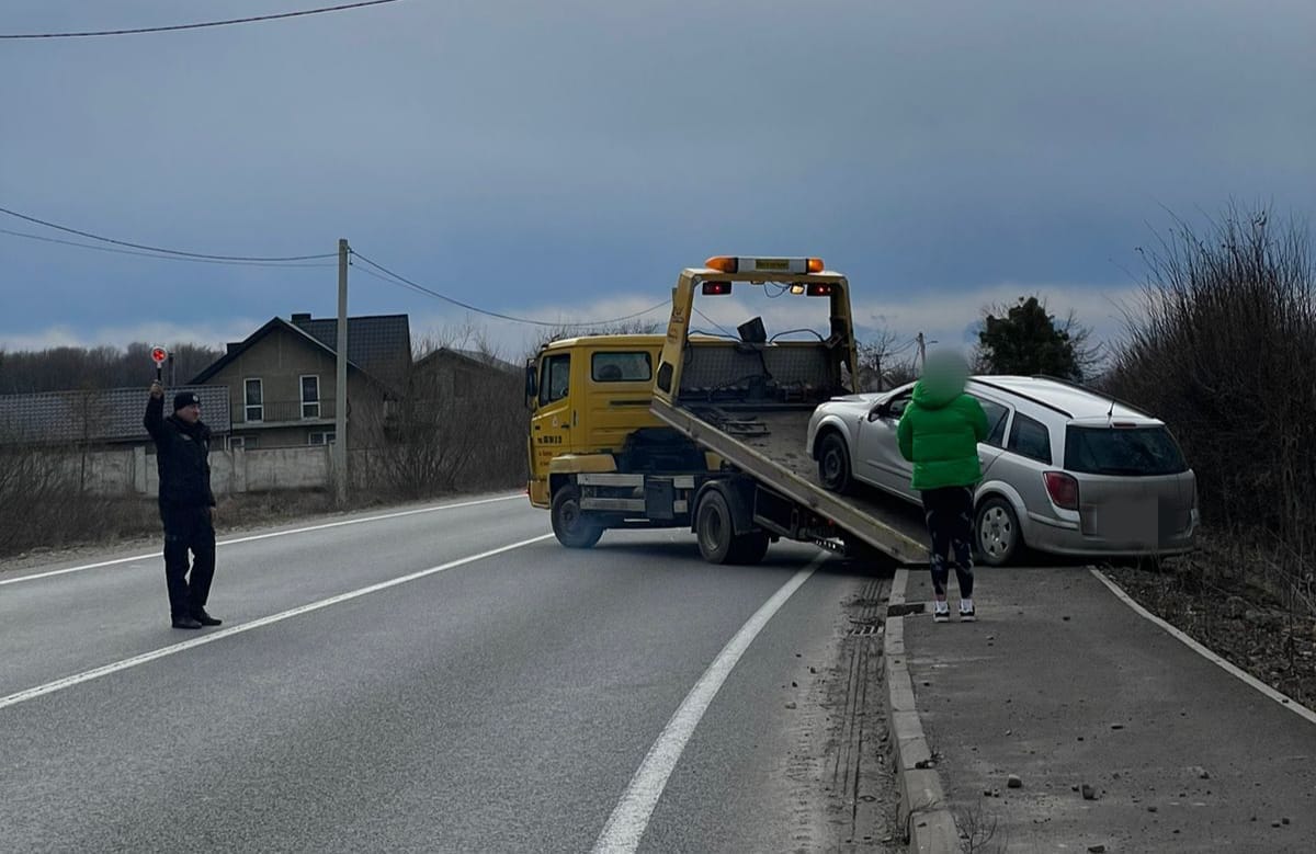 На Калущині водійка не впоралася з керуванням та злетіла в кювет