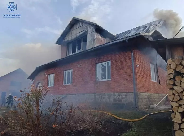 У селі Пасічна на Надвірнянщині горіла хата