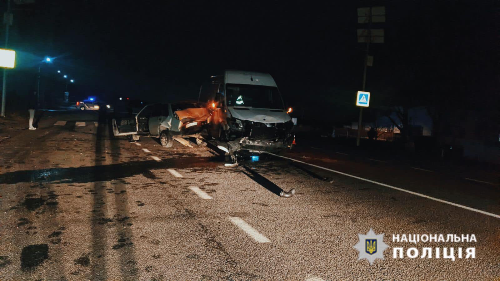 На Снятинщині зіткнулися дві автівки: водій буса в’їхав у легковик “ВАЗ” (ФОТО)