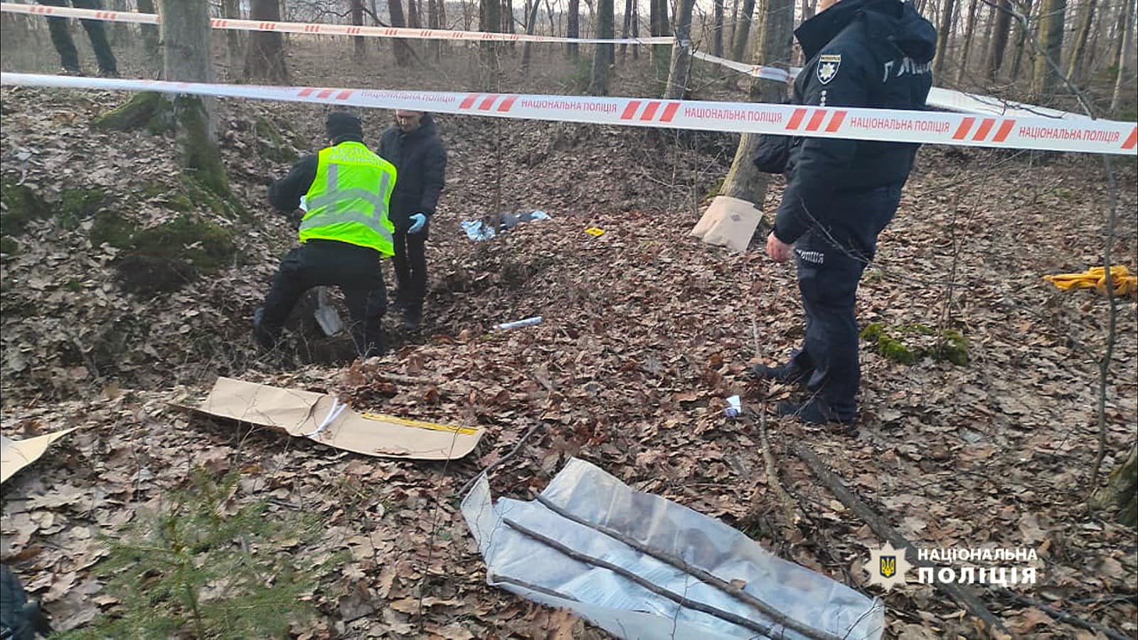 Вбив сестру та закопав у лісі: затримано підозрюваного у вбивстві родички на Прикарпатті (ФОТО)