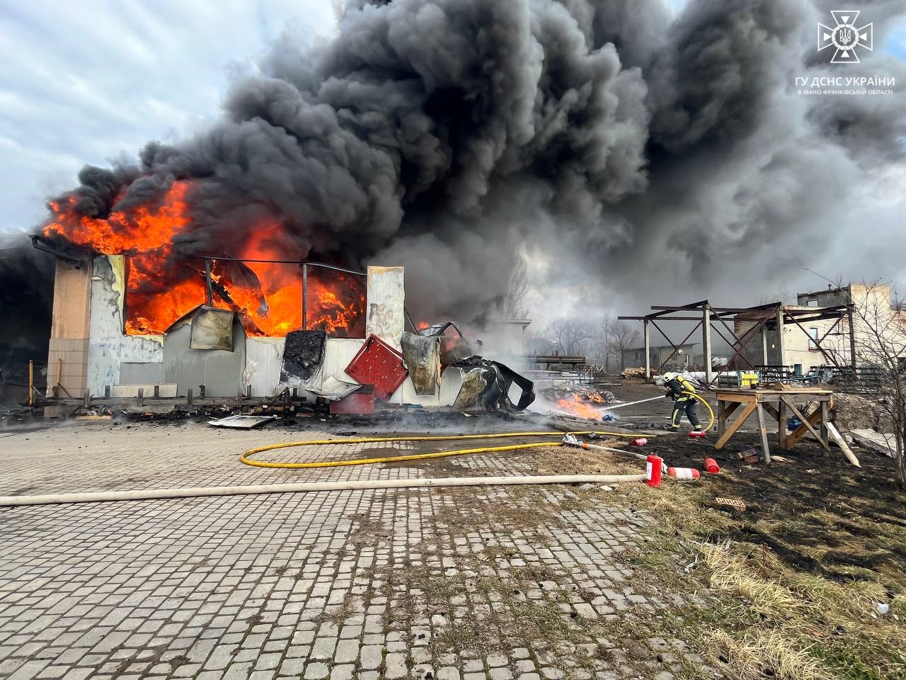 У Коломиї масштабна пожежа: горить підприємство, неподалік залізниці (ФОТО, ВІДЕО)