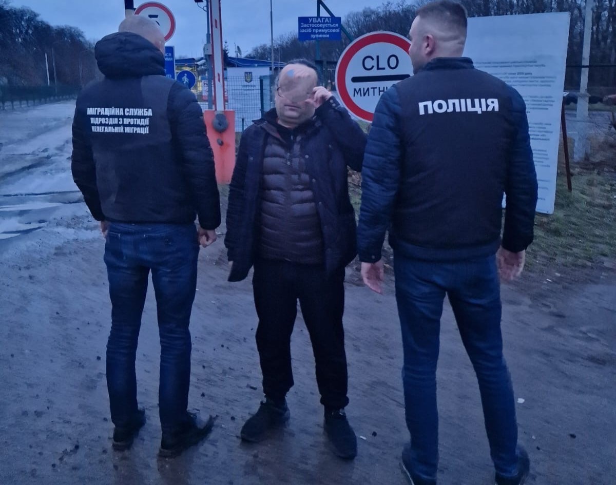 З України міграційна служба Івано-Франківської області видворила іноземця-кримінальника