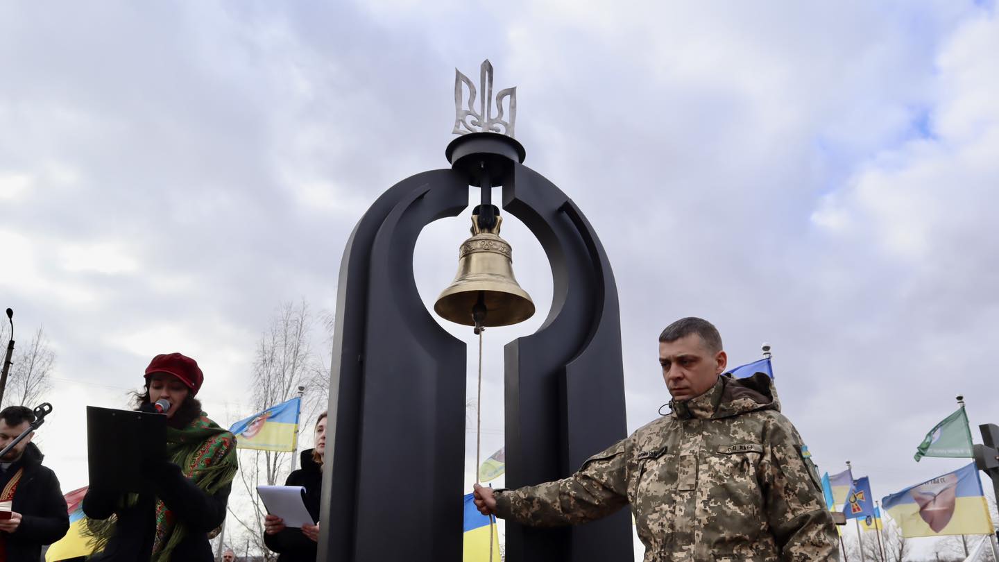 У Коломиї на Алеї Слави встановили дзвін пам'яті (ФОТО)