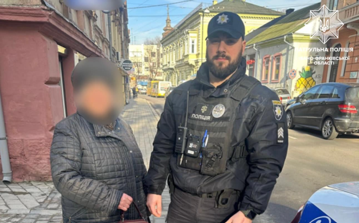 В Івано-Франківську патрульні допомогли жінці знайти її зниклі речі