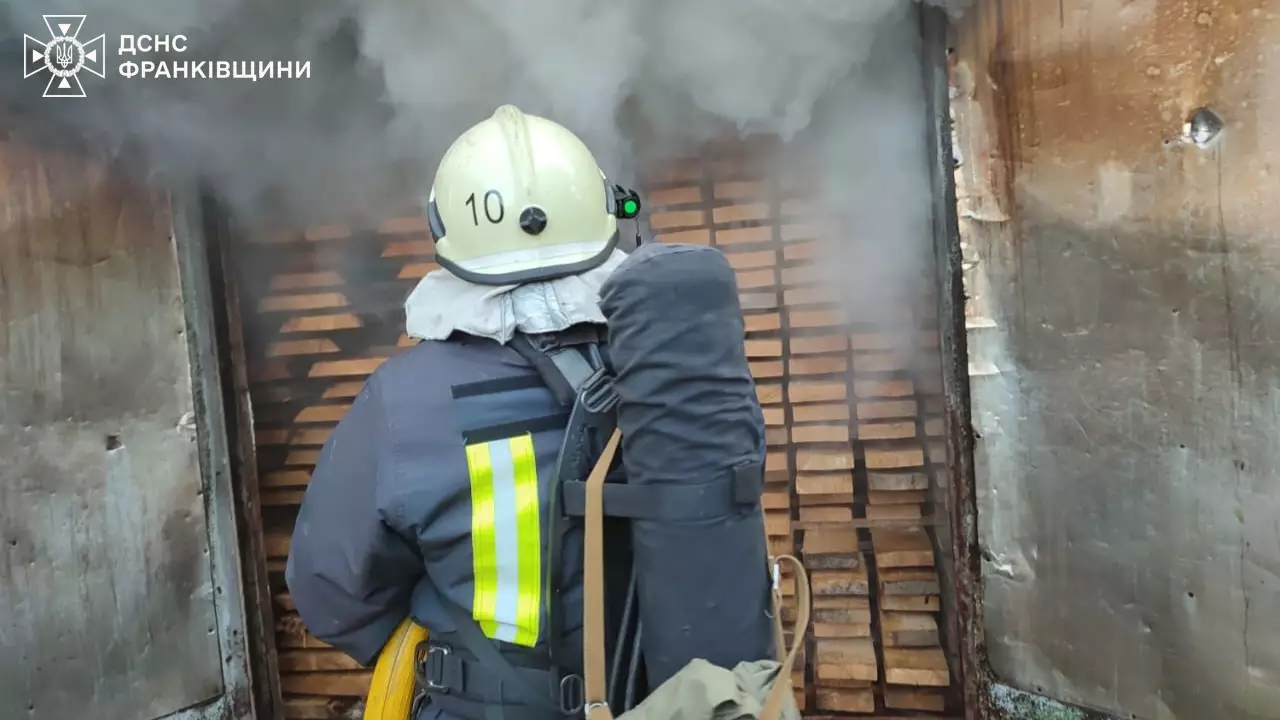 У Калуському районі вогнеборці ліквідували пожежу на території пилорами