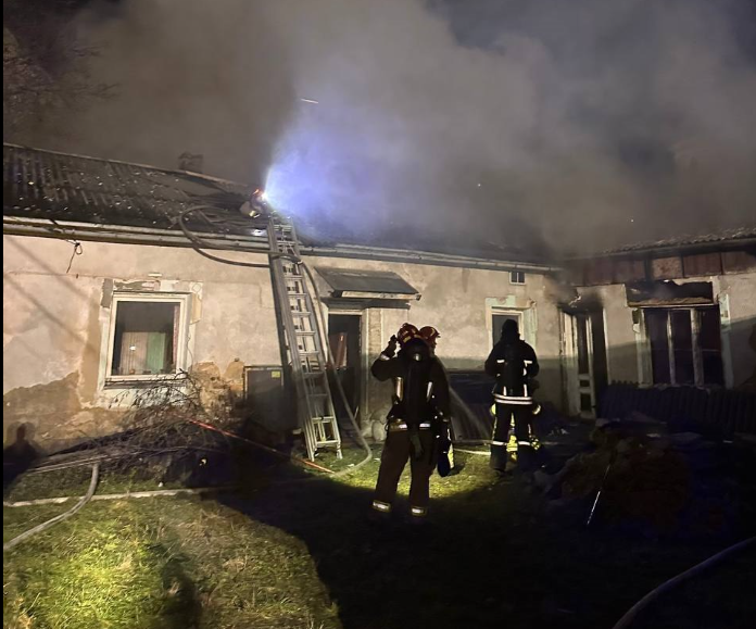 Вночі у Франківську горів житловий будинок (ФОТО)