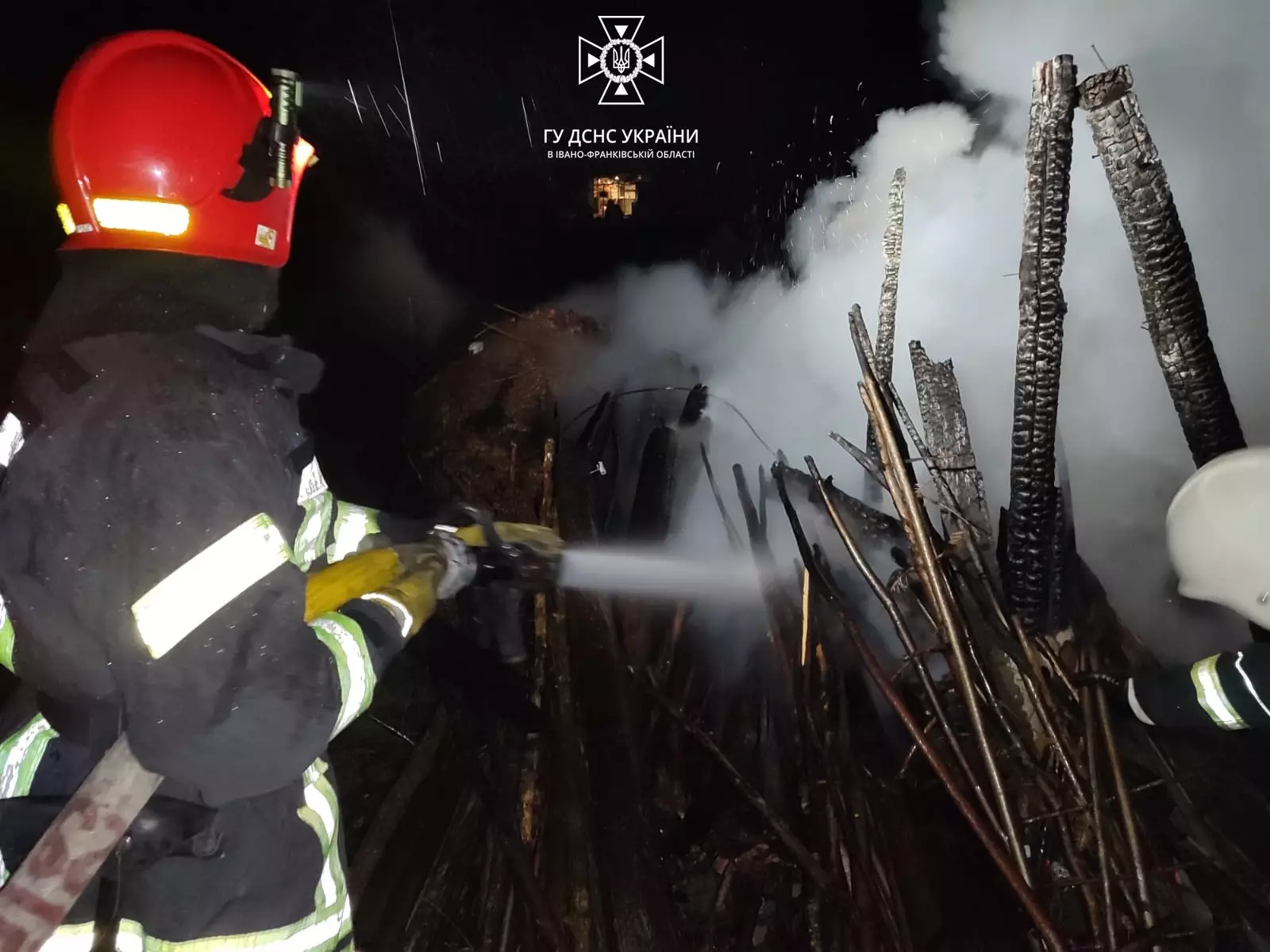 На Калущині ліквідували пожежу господарської будівлі