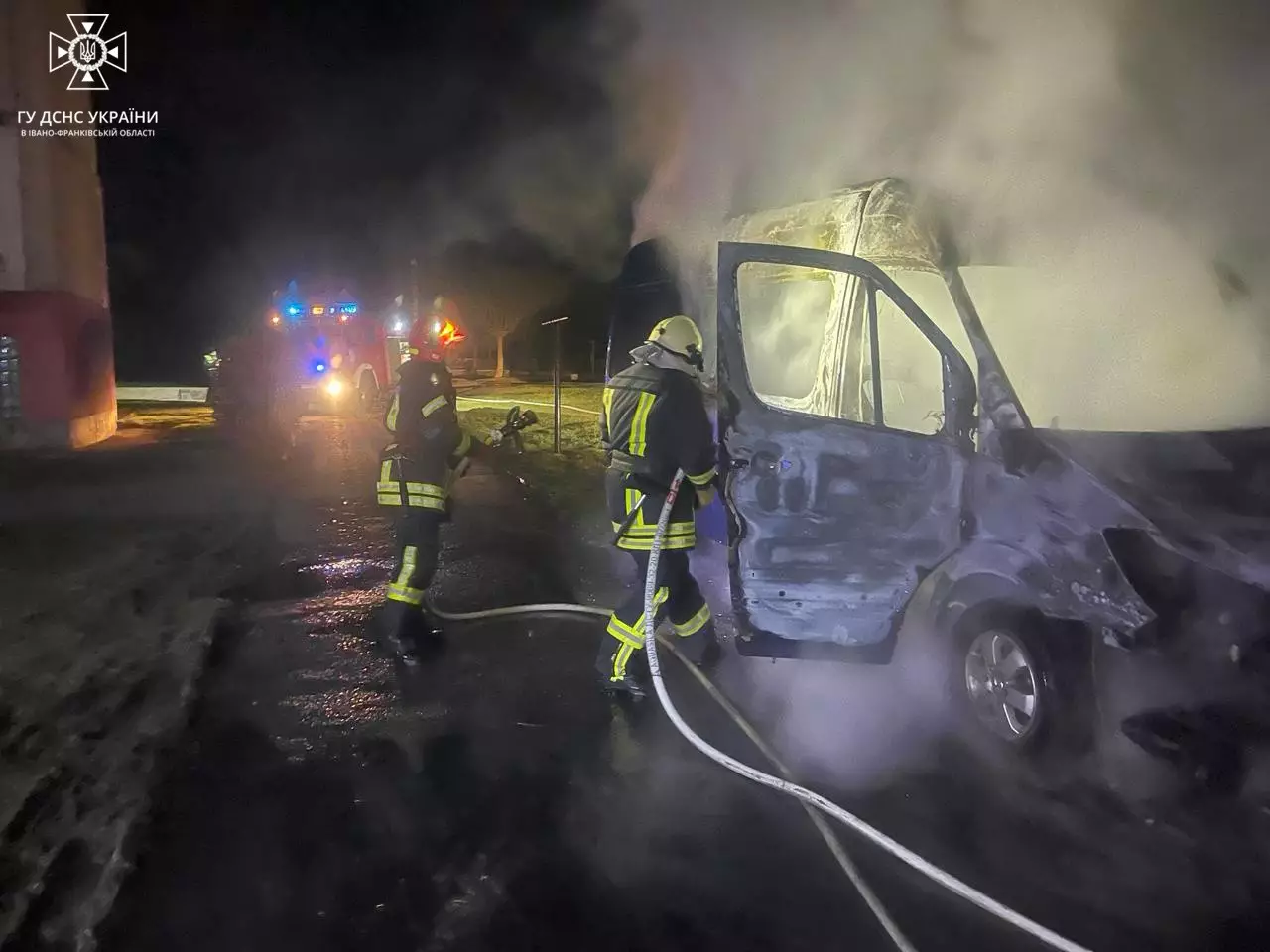 У Долині горіли два припарковані біля будинку автомобілі
