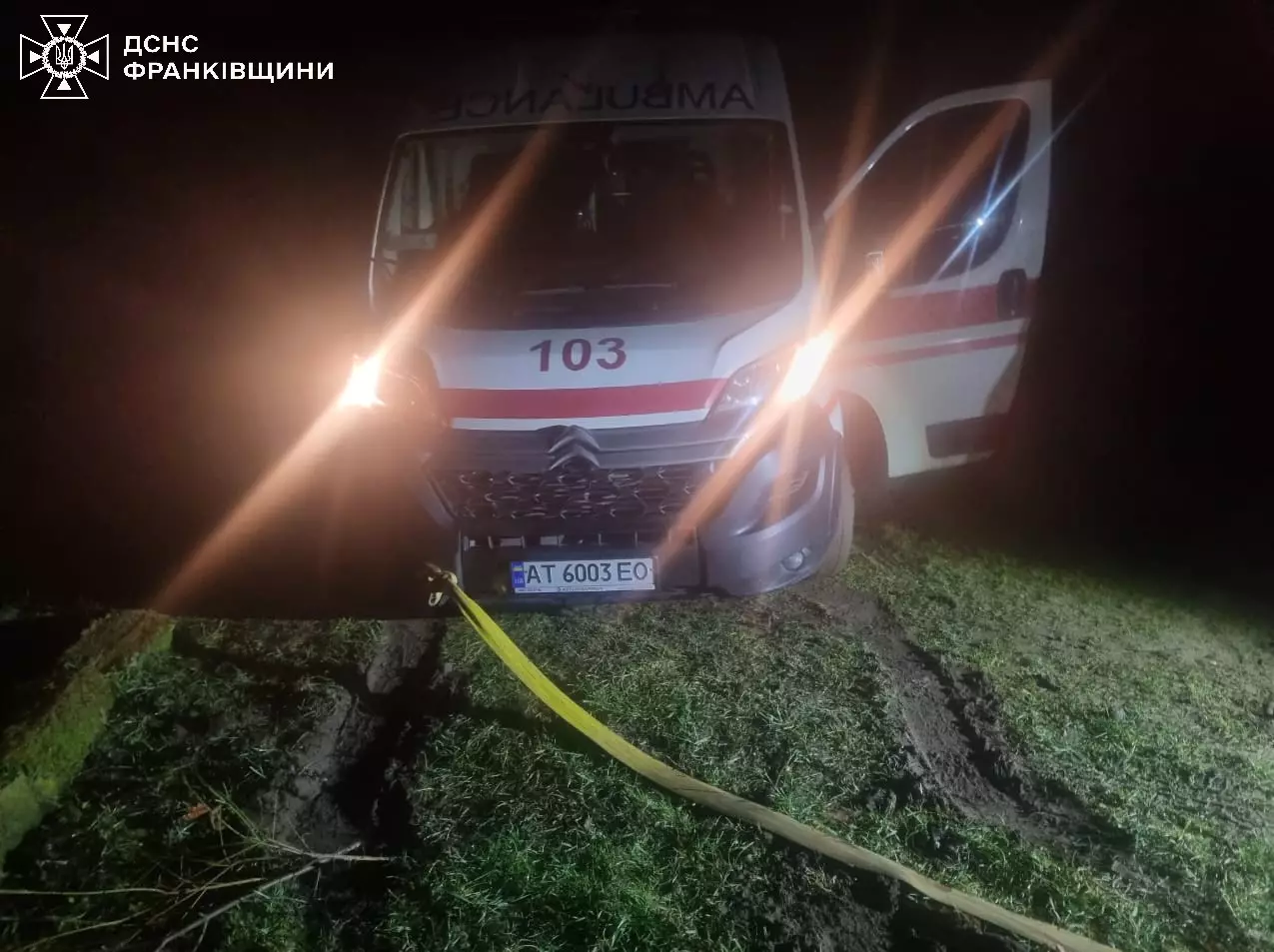 У Снятині рятувальники відбуксирували автомобіль екстреної медичної допомоги