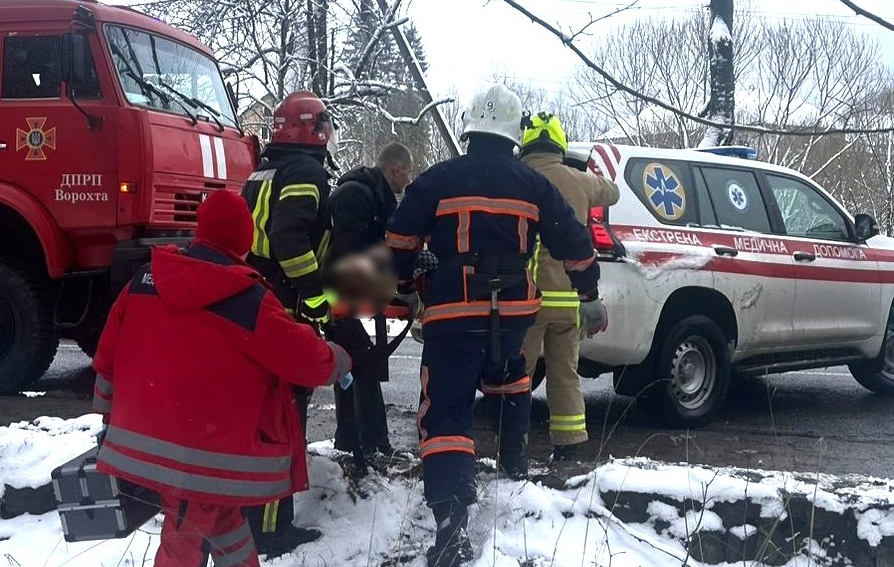 Рятувальники деблокували жінку з автомобіля, що постраждав у ДТП