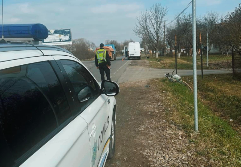 На Коломийщині мікроавтобус наїхав на велосипедиста