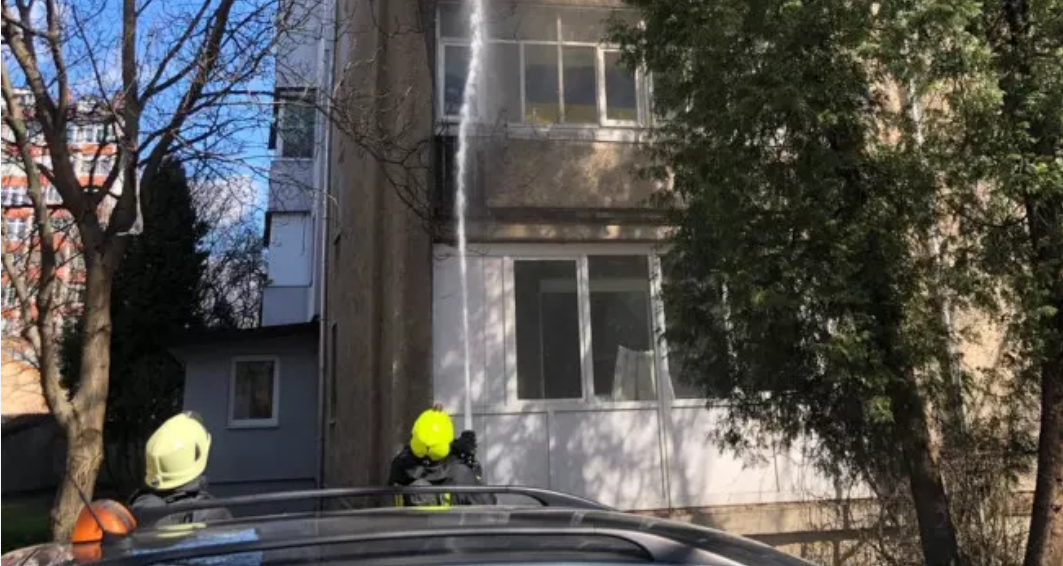 В Івано-Франківську рятувальники ліквідували пожежу в багатоповерхівці