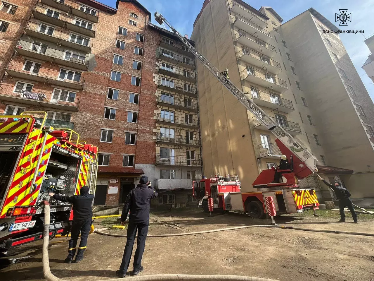 У Коломиї горіла багатоповерхівка: врятували 1 дитину та 5 людей евакуювали (ФОТО,ВІДЕО)