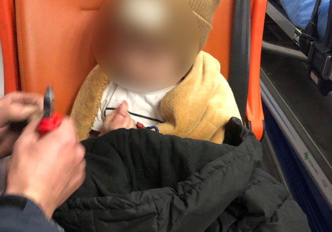 Під час гри у дитини застряг палець в іграшці, рятувальники допомогли вивільнити