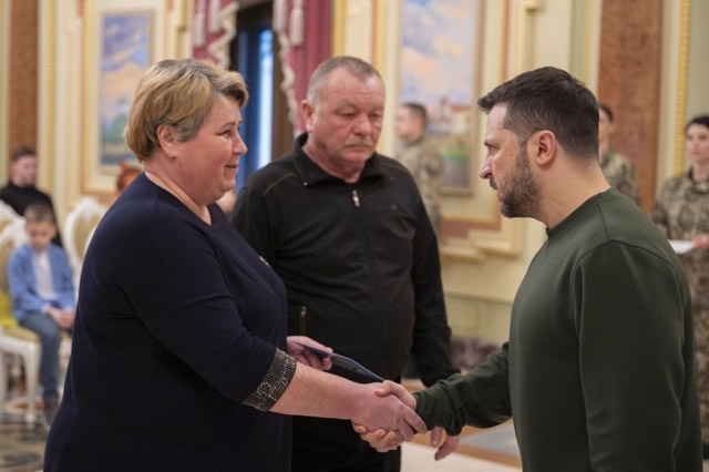 Матері загиблого Героя Степана Тарабалки Президент України вручив сертифікат на квартиру