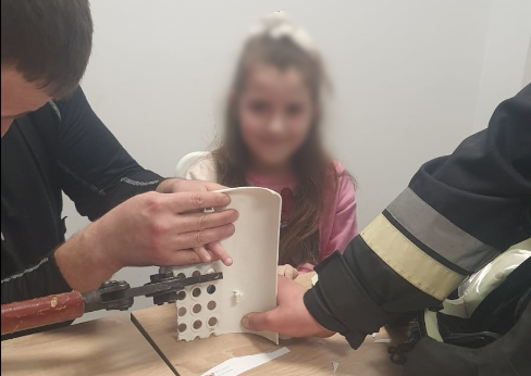 Снятинські рятувальники допомогли дівчинкці витягнути палець, який застряг у кріслі
