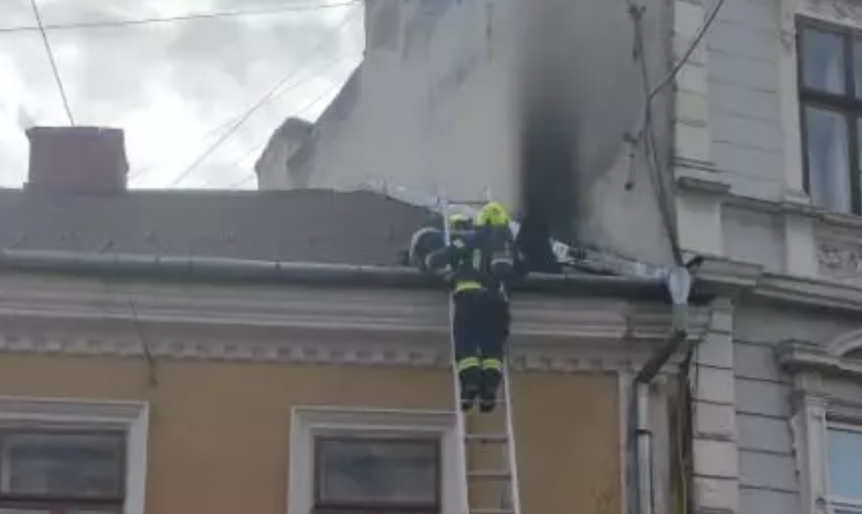 В Івано-Франківську горіла покрівля адміністративної будівлі
