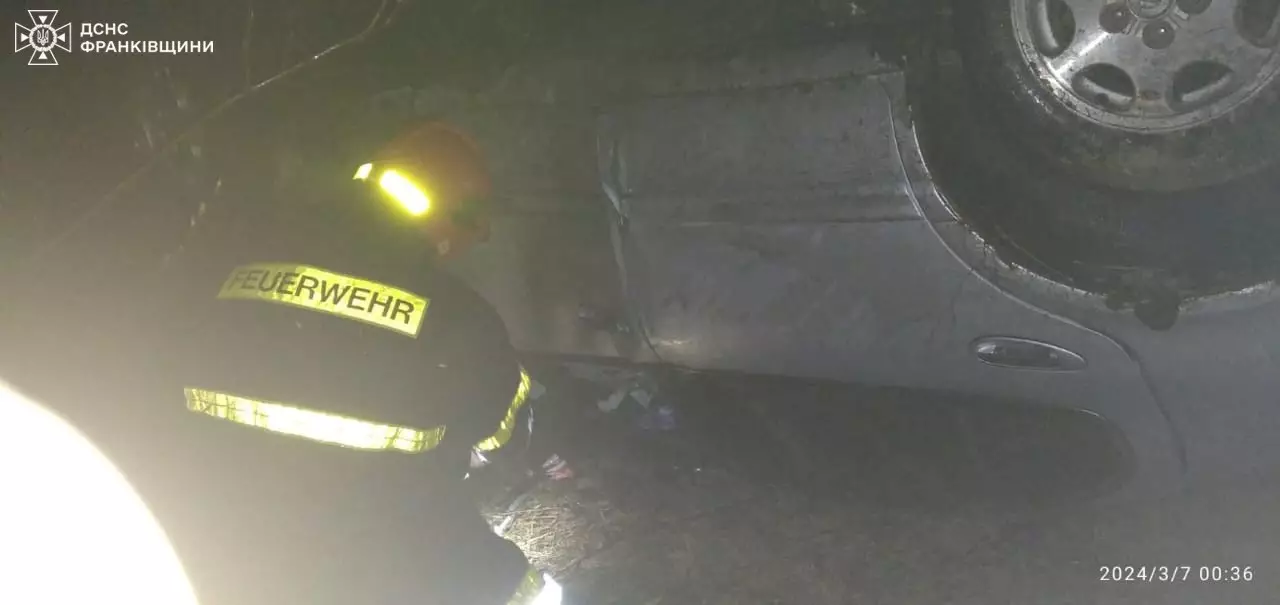 Рятувальники ліквідували наслідки ДТП та пожежу автомобіля у Калуській та Тлумацькій ТГ