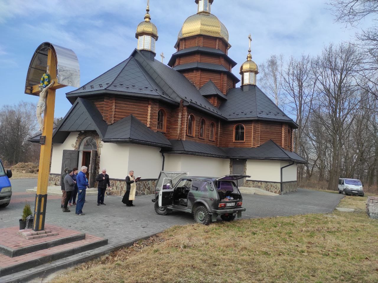Багатодітна сім'я з Прикарпаття подарувала 3 штурмовій бригаді власну автівку